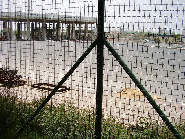 川森双边丝护栏网立柱安装