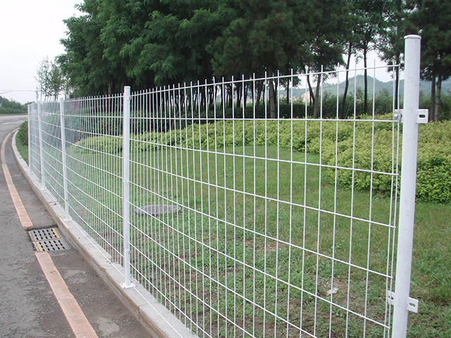 川森公路隔离护栏施工
