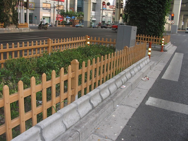川森用砖头砌的花园围栏图