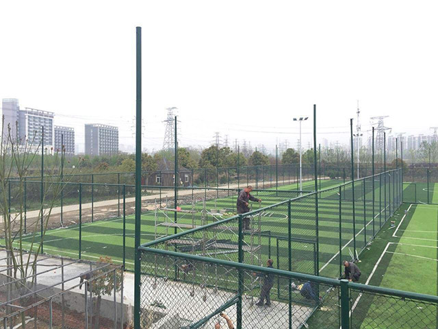 十一人制足球场护栏高度静电喷塑处理注意事项