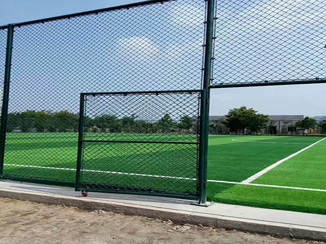 学校足球场护栏如何让护栏网寿命更长
