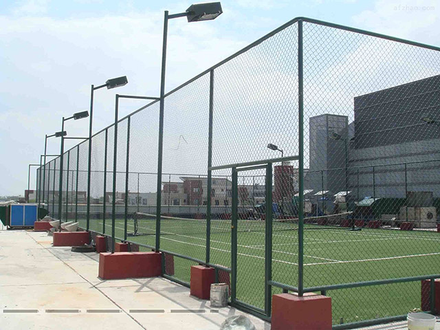 体育场护栏足球场围网安装示意图