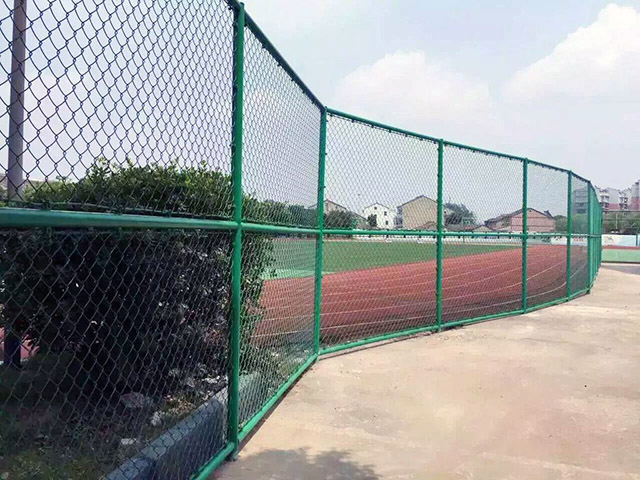 足球场绿网护栏的规格锈迹该如何处理?