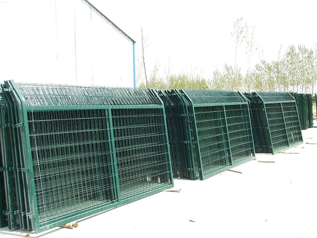 漯河学校工厂锌钢围栏铁护栏有什么不同？