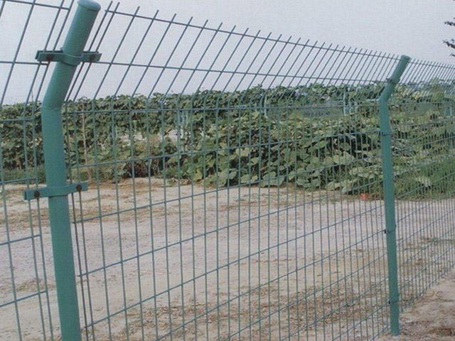 勾花网护栏养殖网厂家一米需要多少混凝土