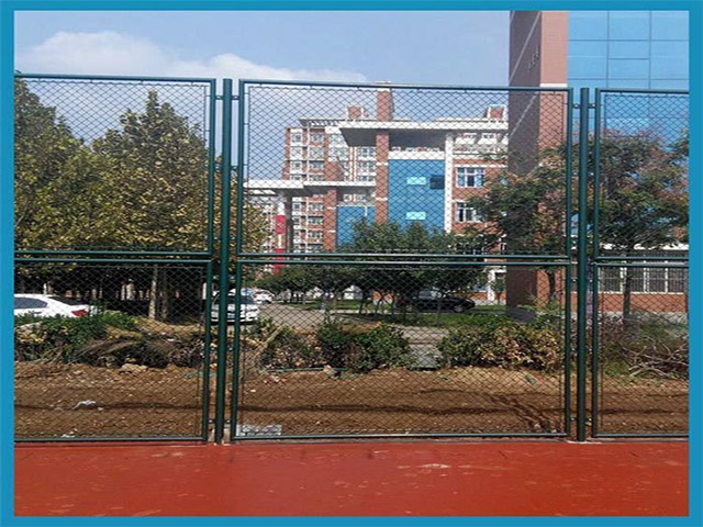 锌钢护栏学校操场防护围栏一天能安装多少米