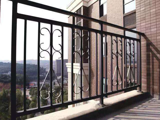 别墅外阳台护栏怎么做安装中应注意的问题