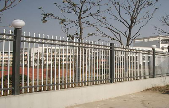 小区锌钢护栏使用寿命的几大因素