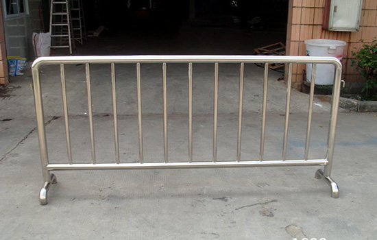 隔离栏护栏安装方式哪种简便?