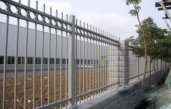 围墙护栏围栏表面浸塑和喷塑的区别