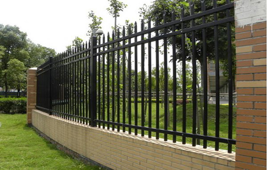 草坪塑钢护栏使用与维护
