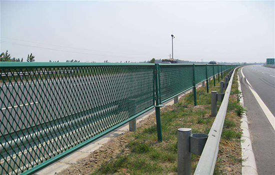 绿化带隔离护栏是怎样安装的