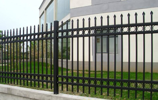 围墙护栏围栏如何让护栏网寿命更长