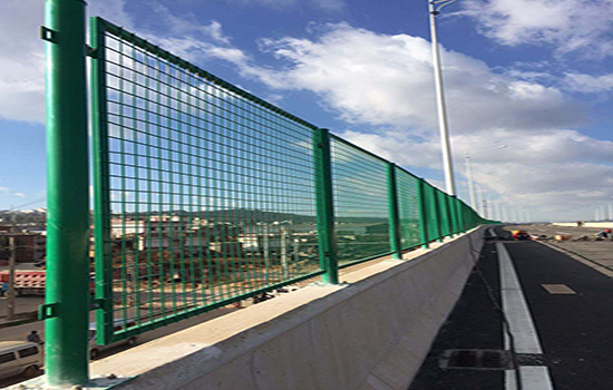市政道路护栏网安装方案