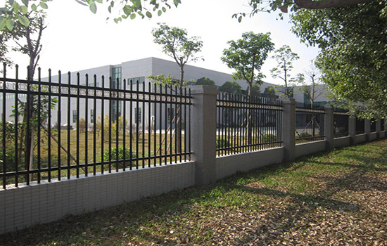 基坑临边防护栏杆安装方法及立柱间距