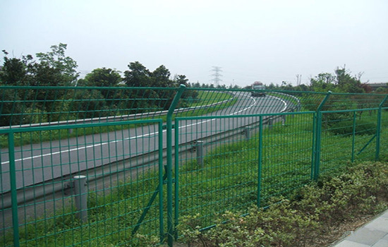 公路护栏网厂家在交通设施中的重要地位