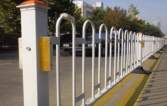 道路隔离护栏网如何提高护栏使用寿命