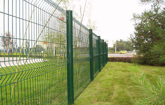 围栏上铁丝刺网施工方法特性是怎样的