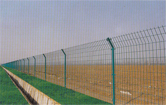 昆明球场围栏网安装中应注意的问题
