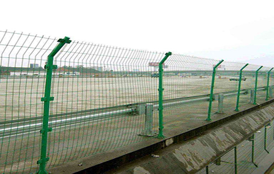 安装护栏网多少钱一米颜色一般为什么是墨绿色?