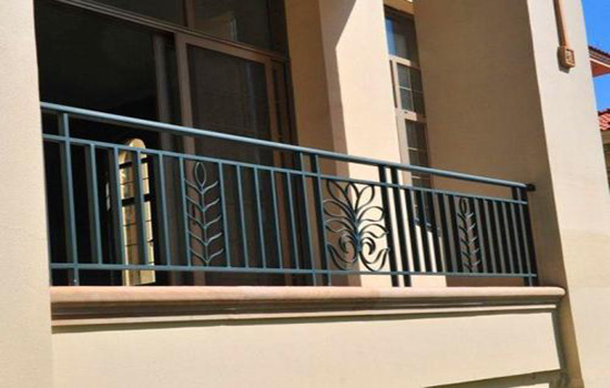 阳台护栏网装什么材料好的功能与特点
