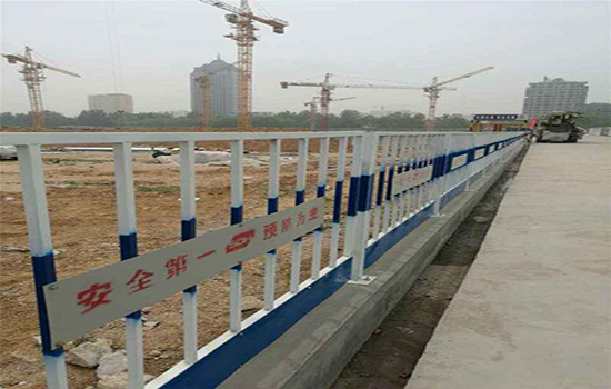 重庆大渡口区围栏护栏厂家安装中应注意的问题