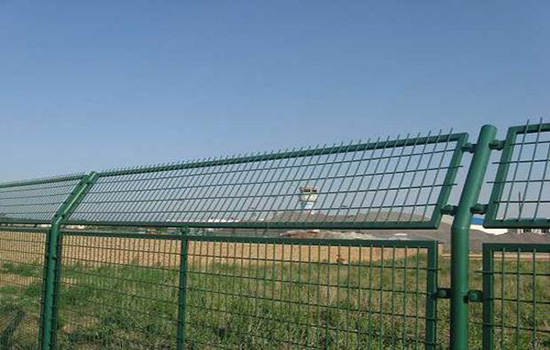 铁栅栏护栏网颜色一般为什么是墨绿色?